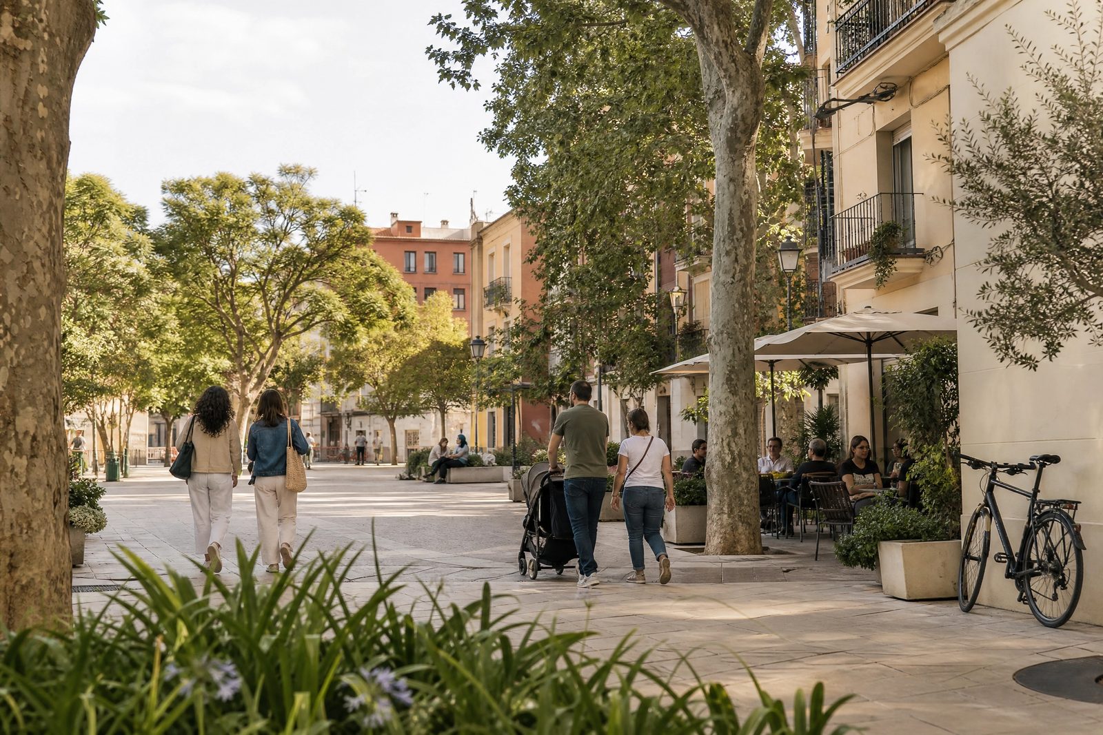 Plaza residencial de barrio con árboles y vida cotidiana