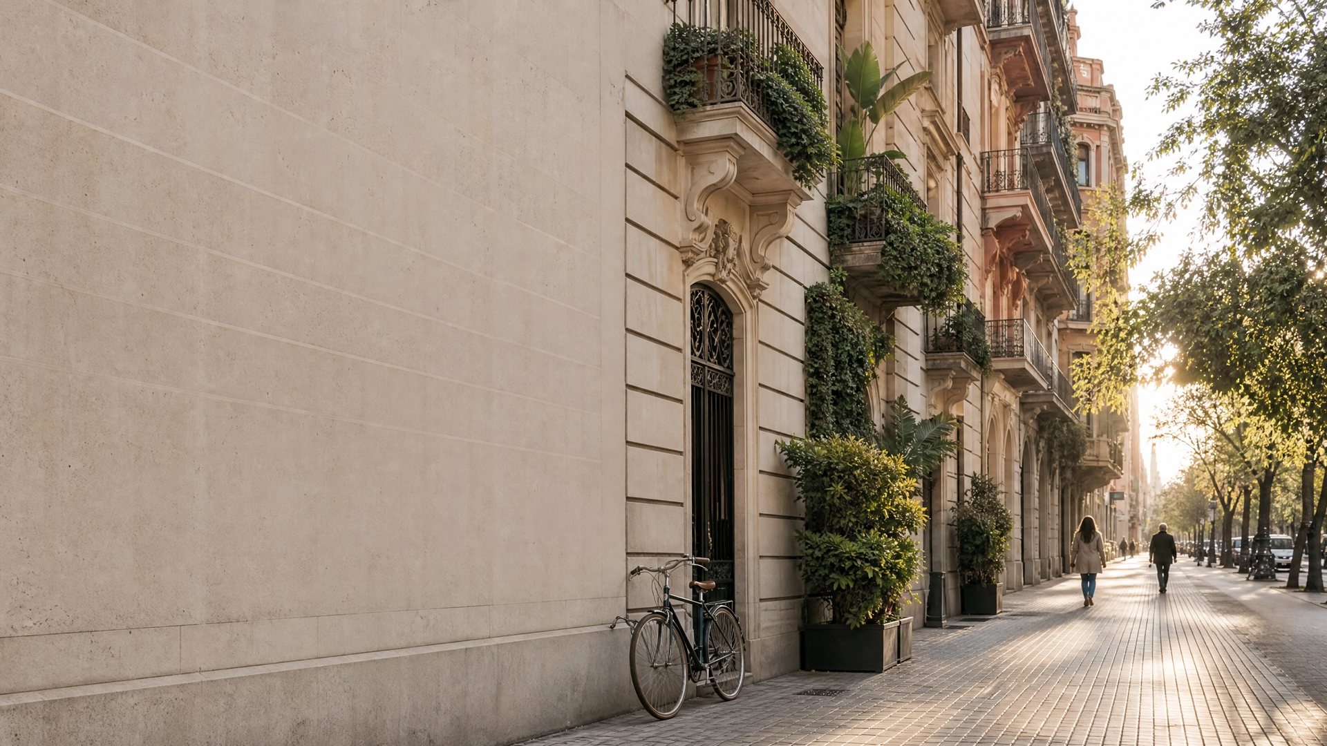 Calle residencial con fachadas y balcones en una ciudad española
